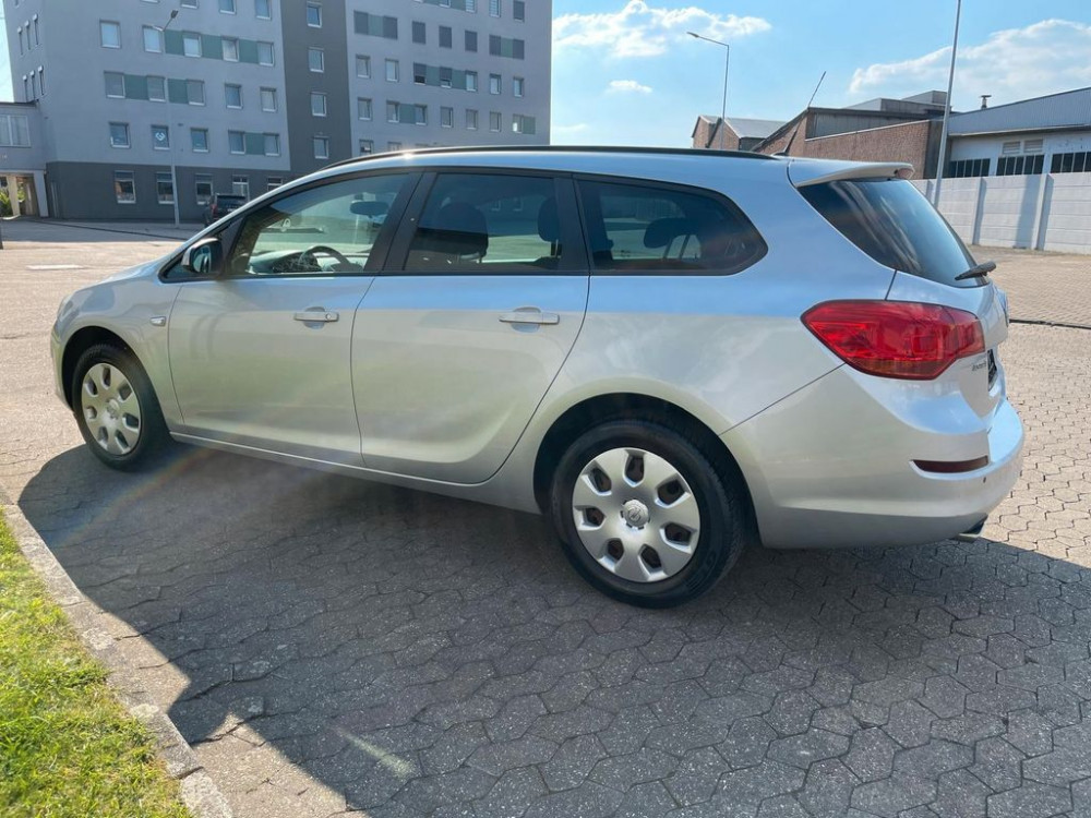 Opel Astra J Sports Tourer Design Edition 2011/5