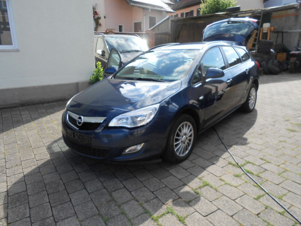 Opel Astra J Sports Tourer Edition/Ampelschaden 2012/7