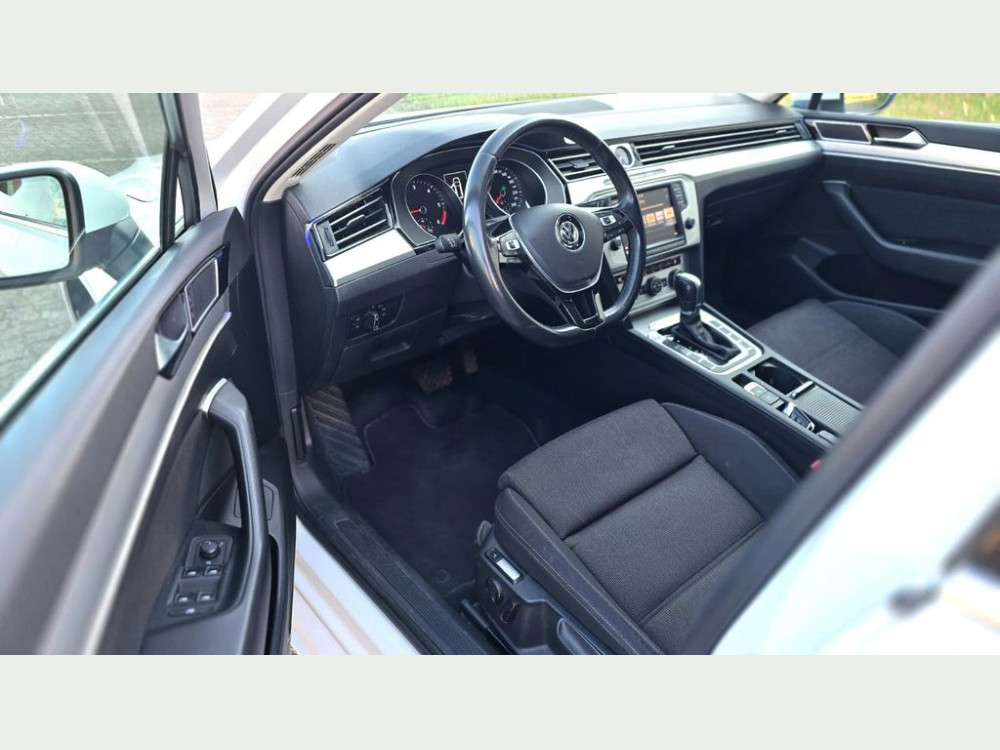 Volkswagen Passat Var. Comfortline ,Panorama,Navi,AHK,PDC 2016/5